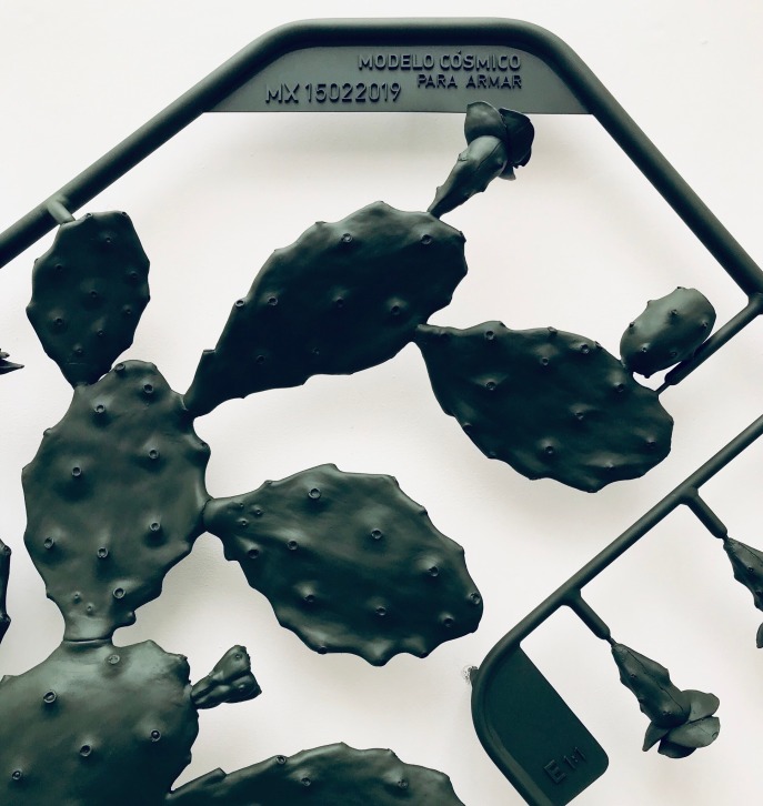 Piezas de resina ensambladas en estructura de acero, 110 x 135 cm, 2019